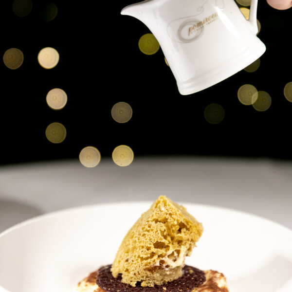 Il nostro esclusivo menรน degustazione Carta Bianca ti offre un viaggio culinario sorprendente, con l'ispirazione dello Chef Morelli. Scegli tra quattro o sei portate, che spaziano dall'antipasto al dessert.