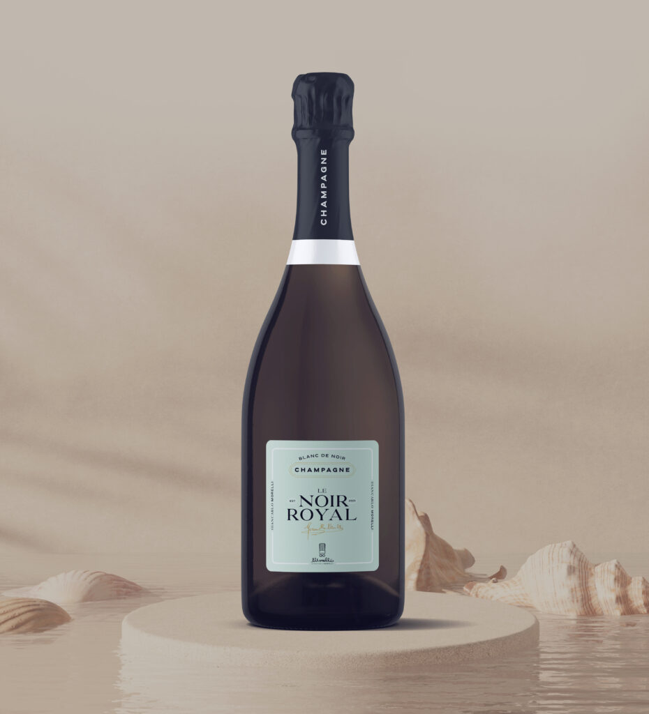 Lo Champagne “LE NOIR ROYAL” by Chef Giancarlo Morelli “astuccio in legno”: Un Blanc de Noir di pura eleganza, espressione autentica del terroir della Côte des Bars.

Questo Pinot Noir 100% nasce da vigne familiari con vinificazione in anfora e acciaio, esaltando la sua finezza.

Con un dosaggio di 5g/L e una gradazione alcolica di 12,5%, questo formato da 1500ml è perfetto per celebrare ogni momento speciale.

&nbsp;

Gli ordini ricevuti dal 5 al 30 agosto 2026 saranno evasi a partire dalla prima settimana di settembre 2026
